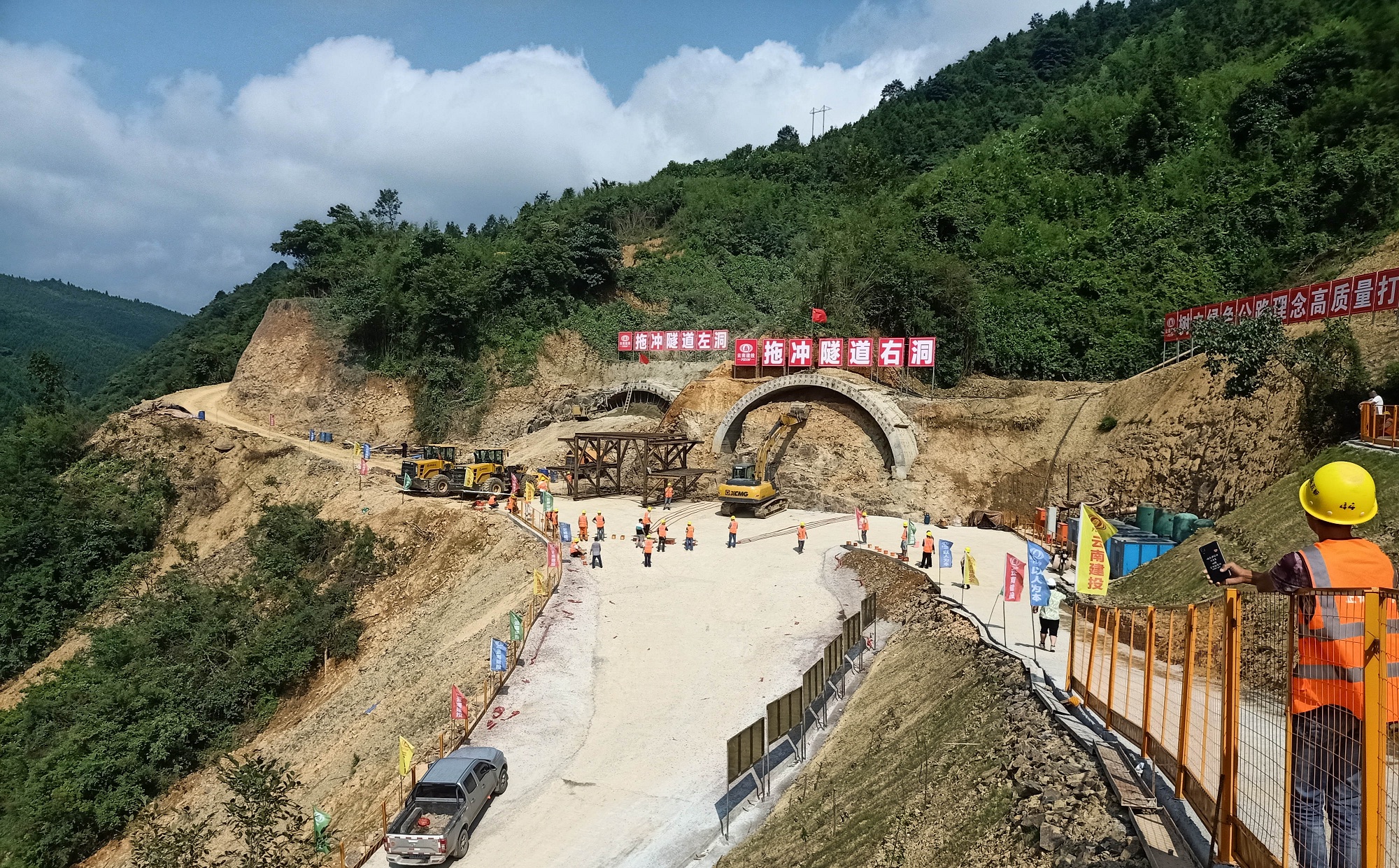 20200810596979.jpg 芷銅項(xiàng)目拖沖隧道_副本.jpg