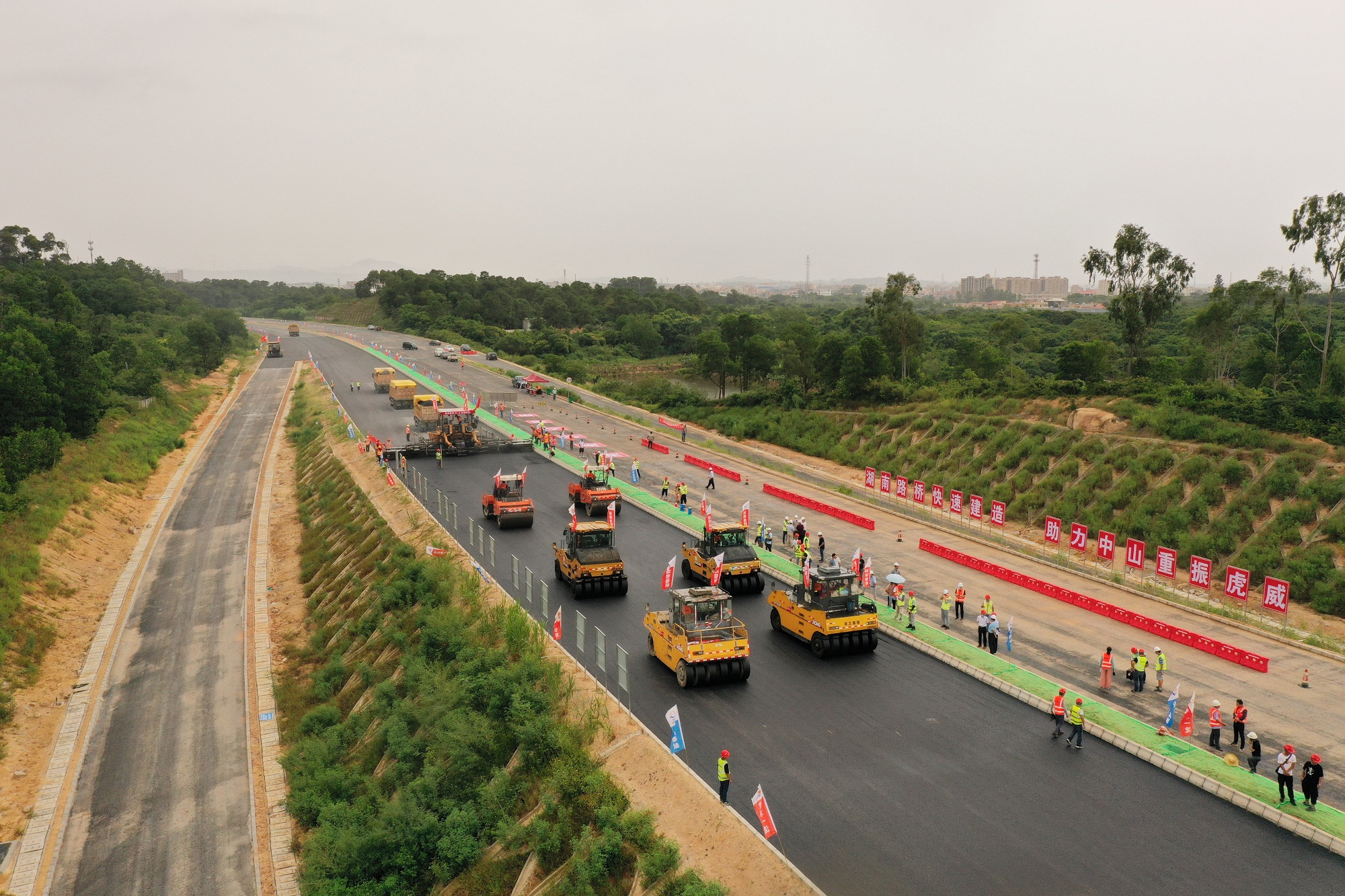 20200905 中山項目瀝青下面層試驗路順利鋪筑 圖2_副本.jpg