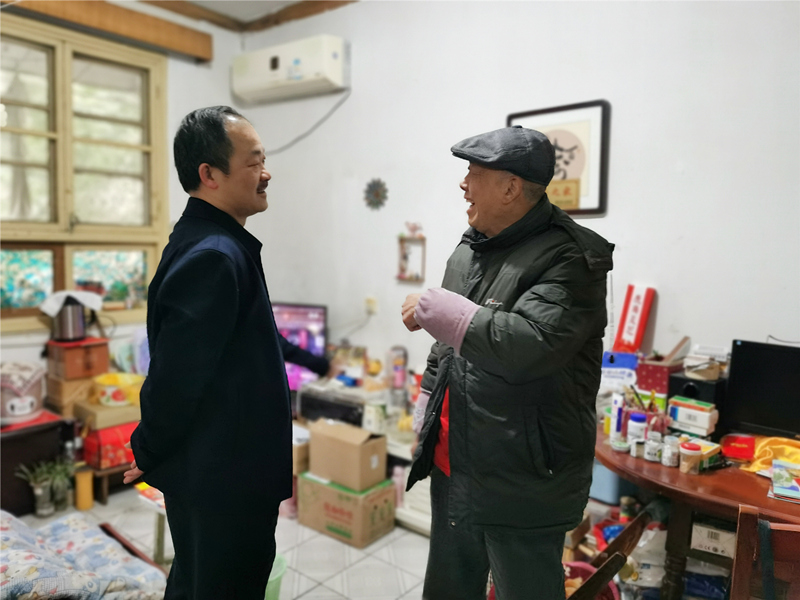 4、2月4日，湯向東慰問老領(lǐng)導(dǎo)易文林_副本_副本.jpg