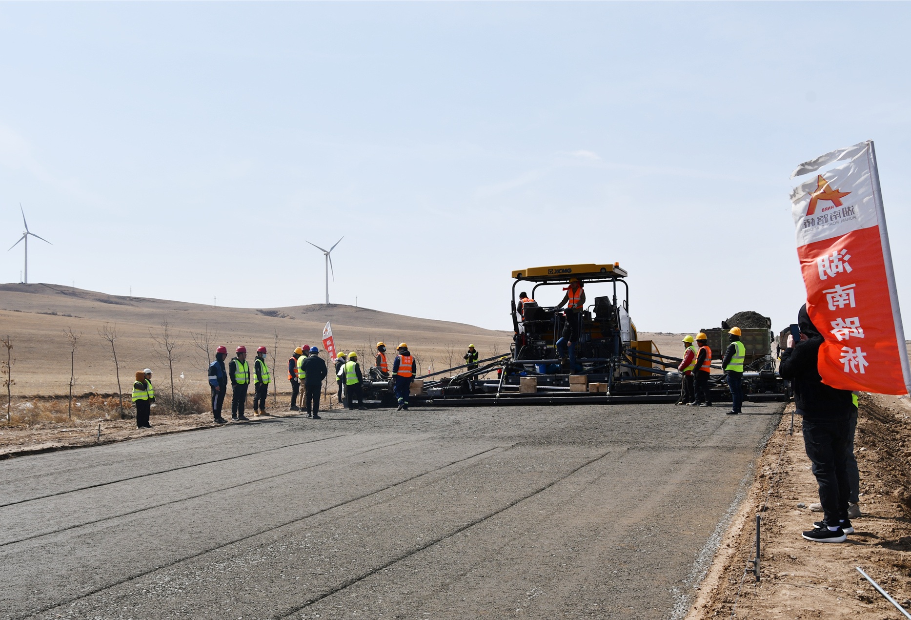 20210406937447.jpg 照片:內(nèi)蒙大查1標(biāo)項目完成底基層試驗段施工_副本.jpg