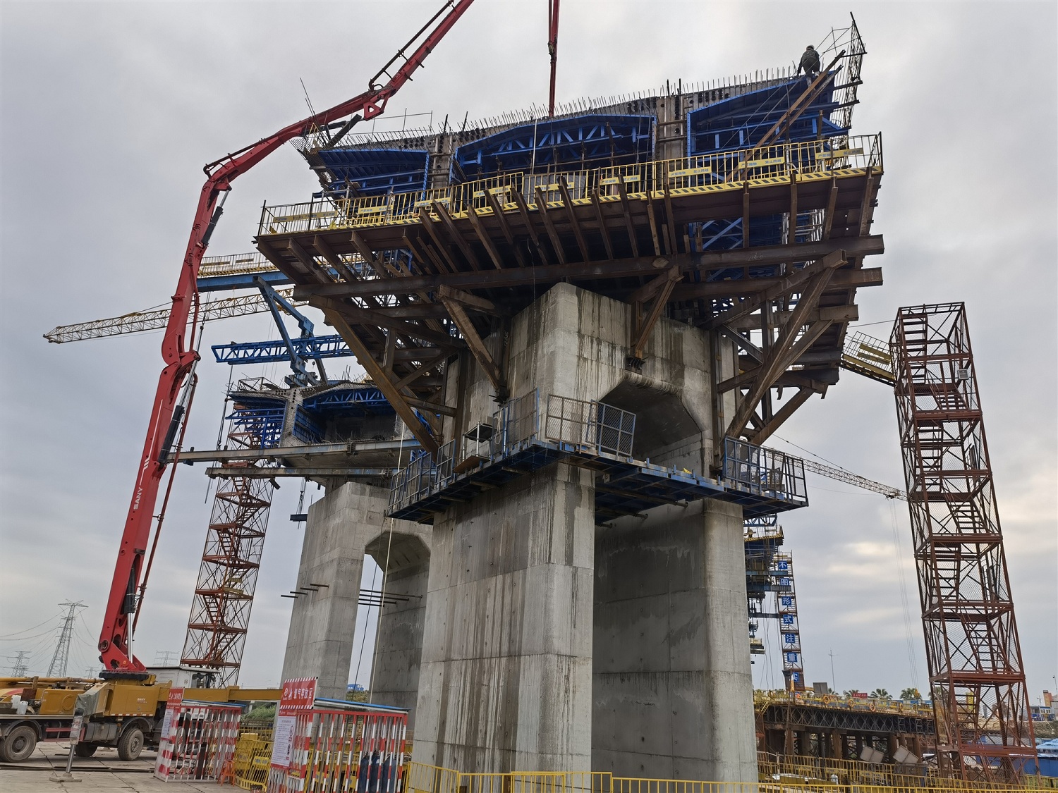 20210406976778.jpg 20210308 5莞番10標(biāo)最后一個(gè)0號(hào)塊完成澆筑 圖1_副本.jpg