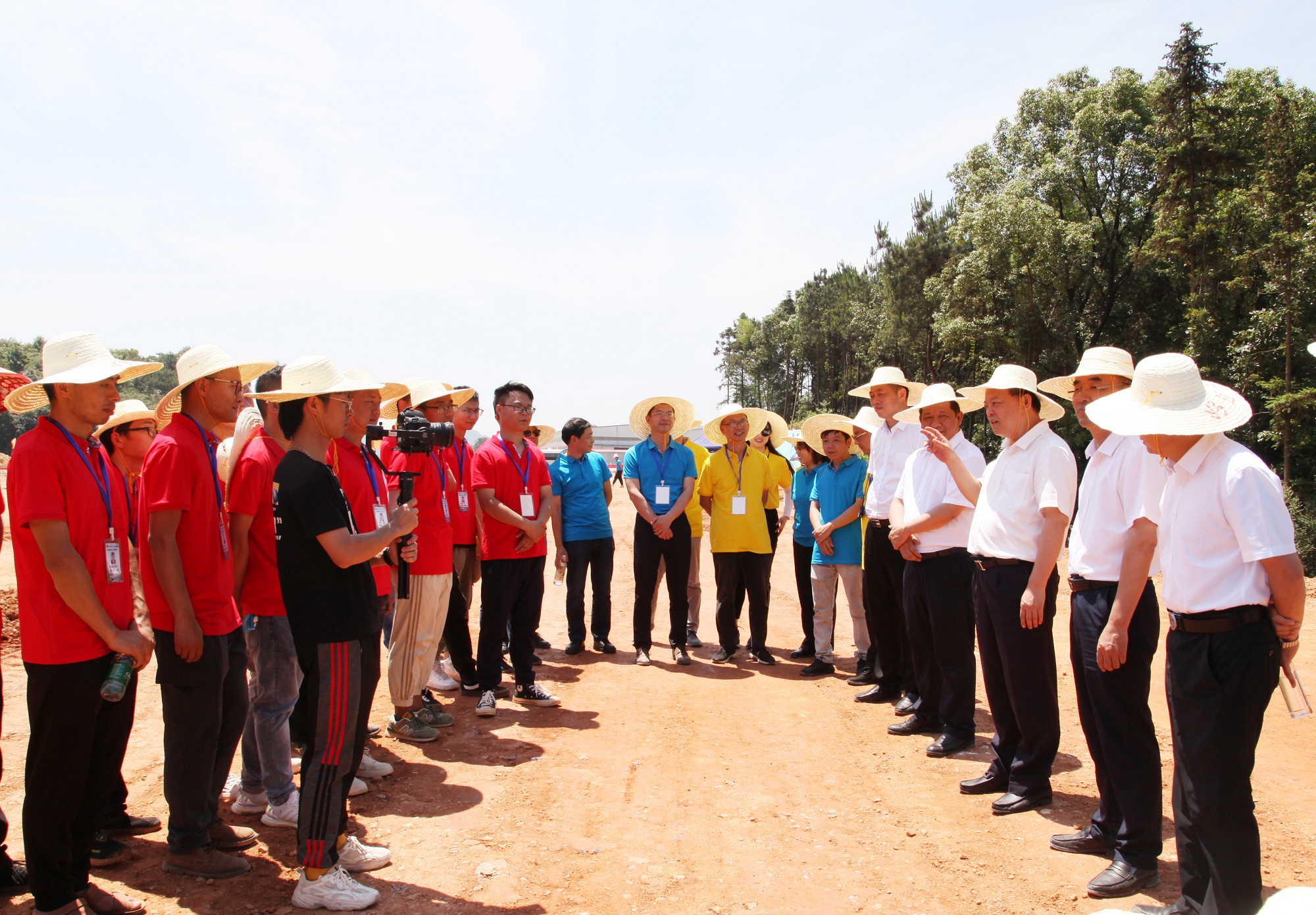 20210707114985.jpg 4龔智輝等領(lǐng)導(dǎo)現(xiàn)場觀賽并與參賽選手交流IMG_4429_副本.jpg