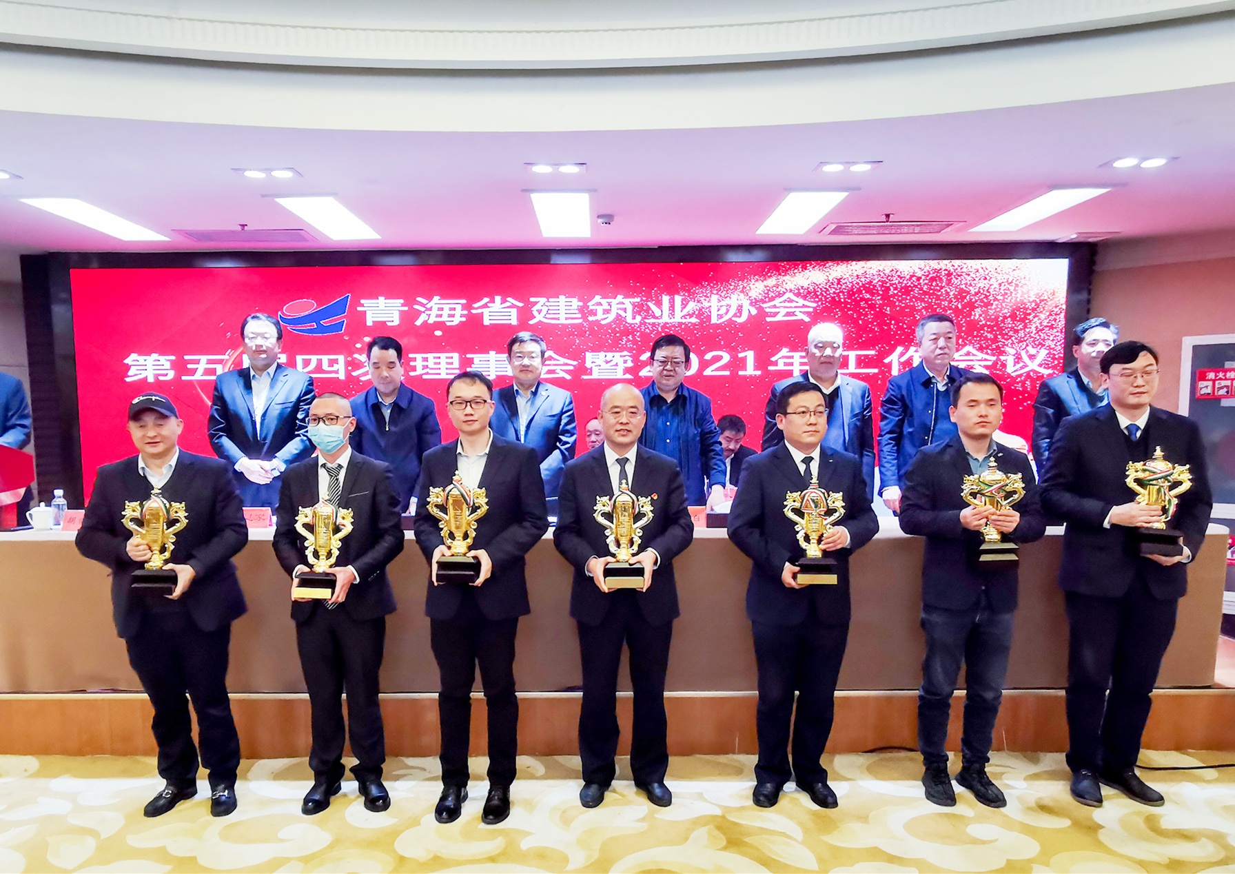 20210812818077.jpg 集團(tuán)總經(jīng)濟(jì)師彭南越上臺領(lǐng)取獎杯(前排左一)_副本.jpg