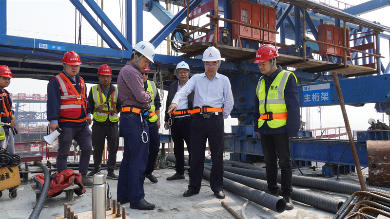 王術飛在大橋上實地查看_副本.jpg